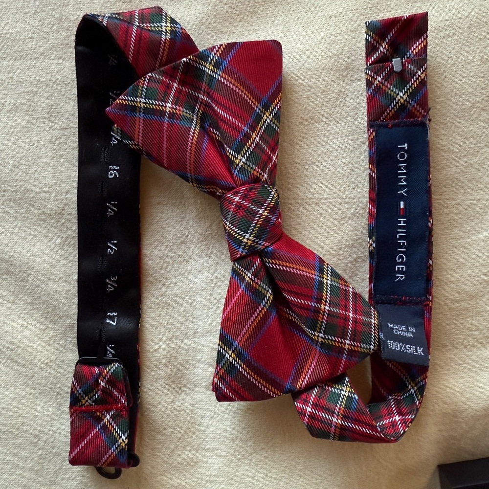 Tommy Hilfiger 100% Silk Holiday Bow Tie